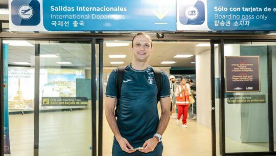Kevin Cordón en la puerta de salida del aeropuerto