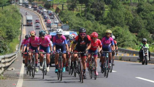 Pelotón ciclistas Vuelta del Porvenir