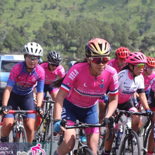 pelotón femenino de ciclistas