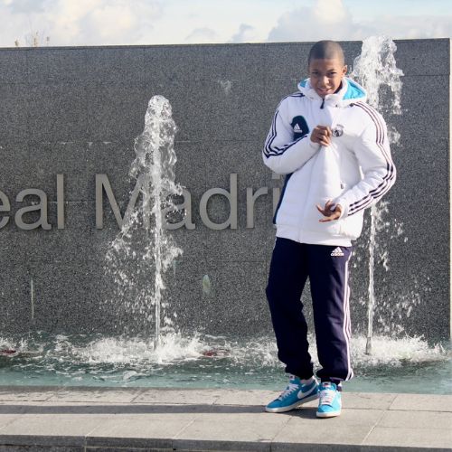 Kylian Mbappé toma el escudo del Real Madrid