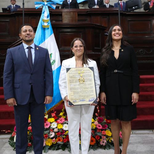 Adriana Ruano recibe condecoración por parte del Congreso