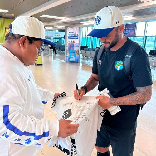 José Contreras firmando una camisola crema