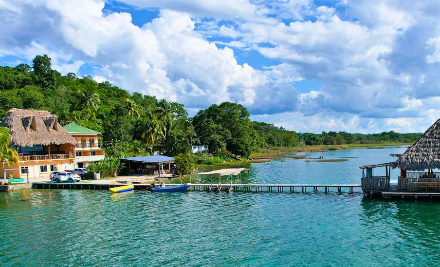 Complejo Turístico El Muelle, un hotel y restaurante en Petén