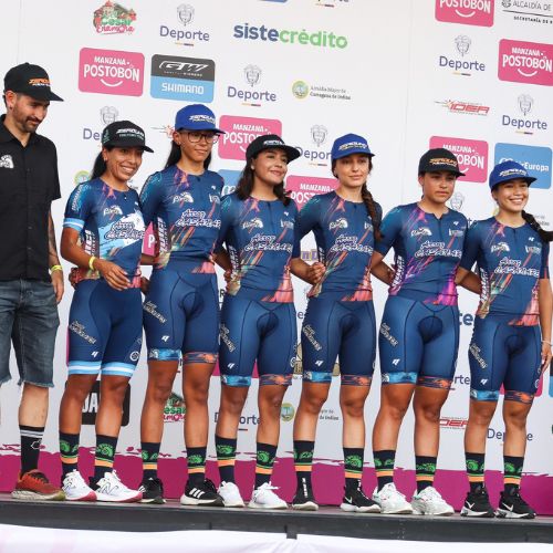 Gaby Soto con el equipo Liro Sport de Colombia