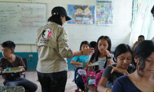 MayanToons entregó más de 600 libros sobre biodiversidad Izabal y Petén