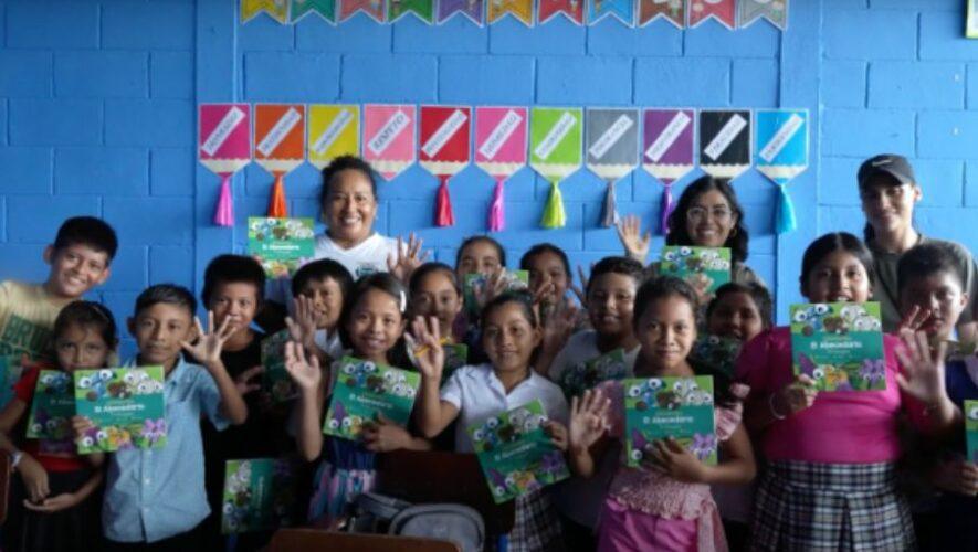 MayanToons entregó más de 600 libros sobre biodiversidad escuelas Izabal y Petén