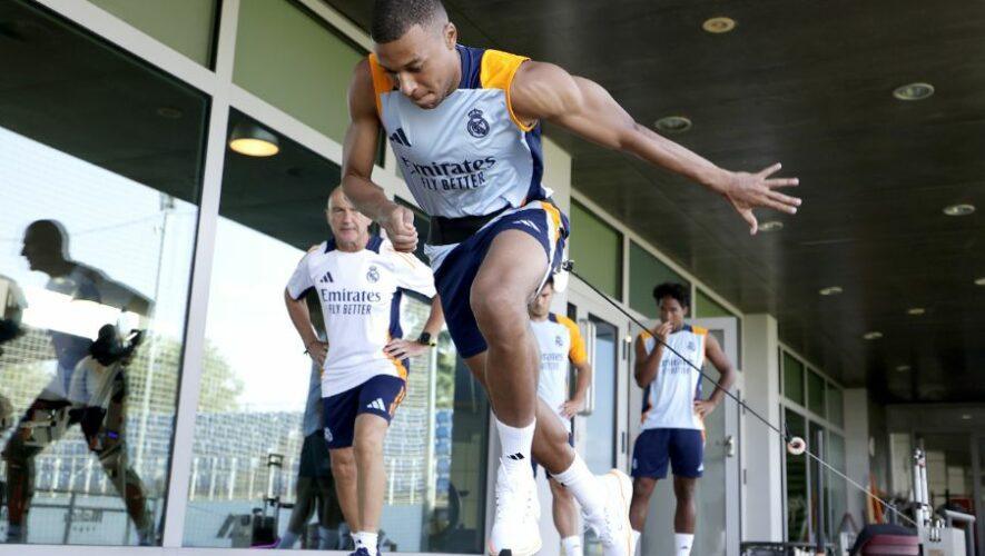 Kylian Mbappé entrenando físico