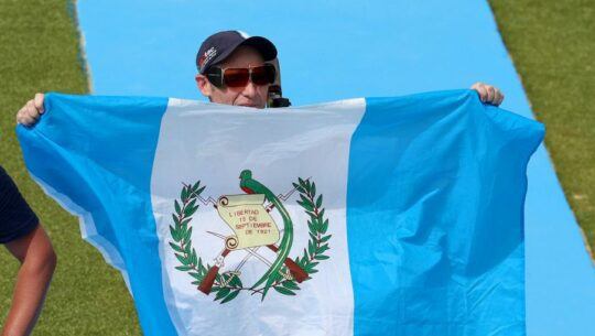 Jean Pierre Brol con la bandera en París 2024