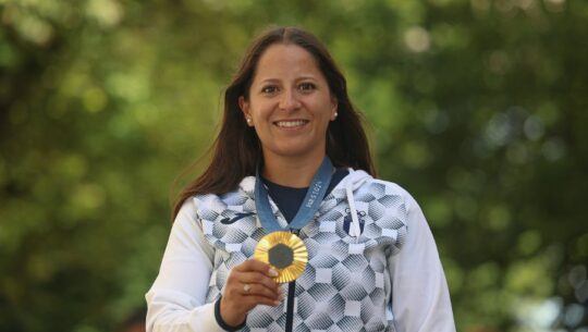 Adriana Ruano con la medalla de oro