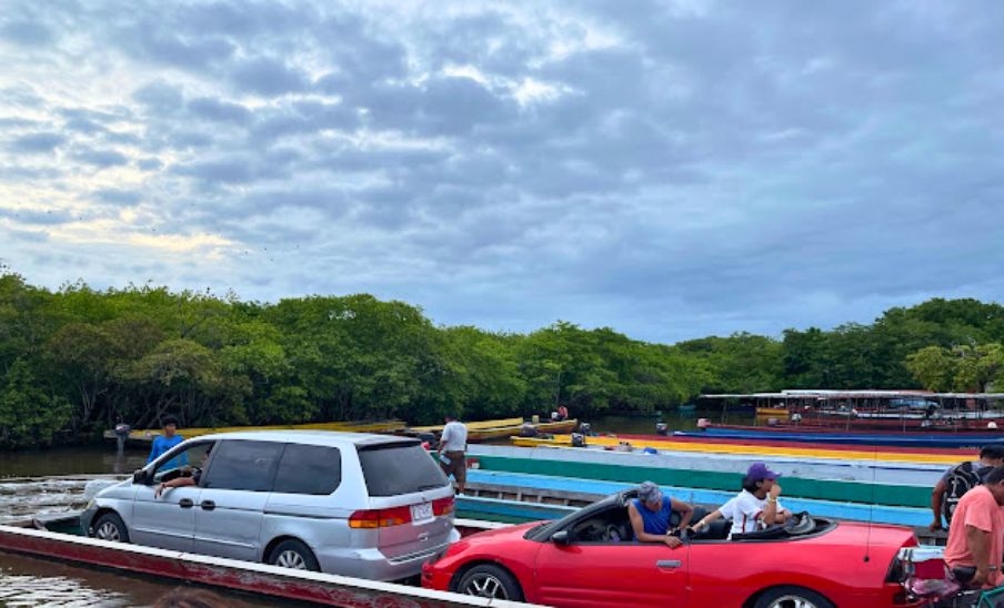 ferry hacia monterrico