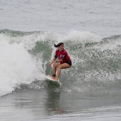 Tiziana Billy Prem surfeando