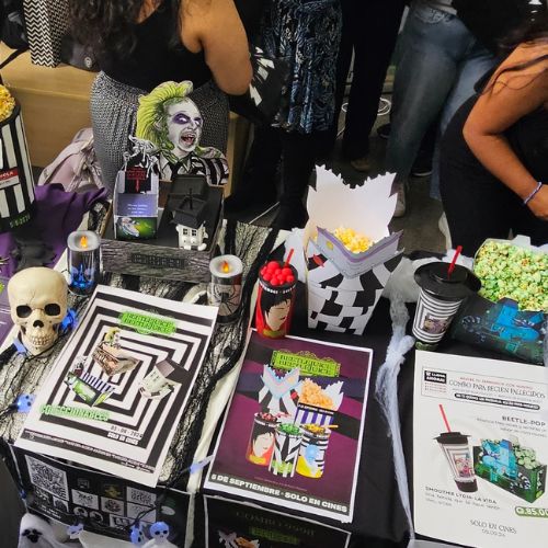 Estudiantes de la Universidad del Valle de Guatemala ganaron concurso de merchandising para Beetlejuice Beetlejuice