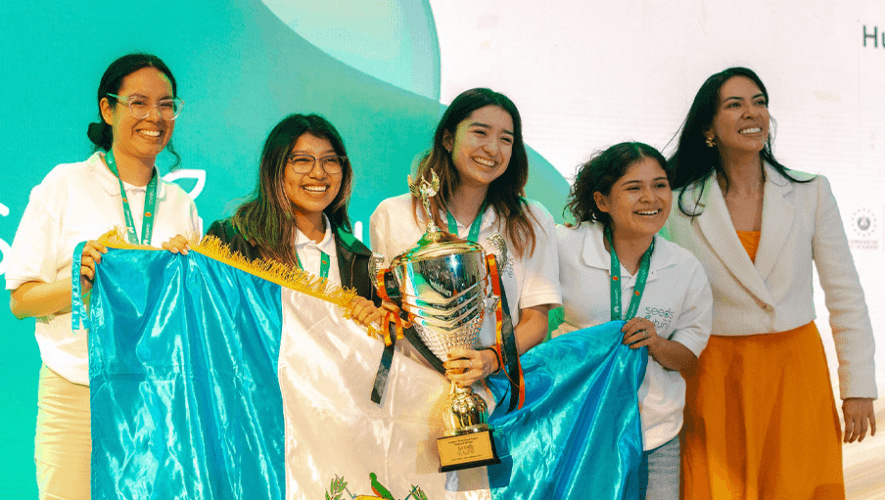 Estudiantes guatemaltecas ganaron el primer lugar en la competencia Tech4Good 2024
