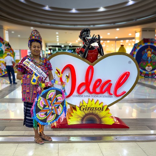 Exposición Barrileteando de Aceite Ideal 2024 celebra el color de nuestras tradiciones