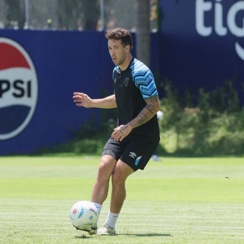 Aaron Herrera en entrenamiento