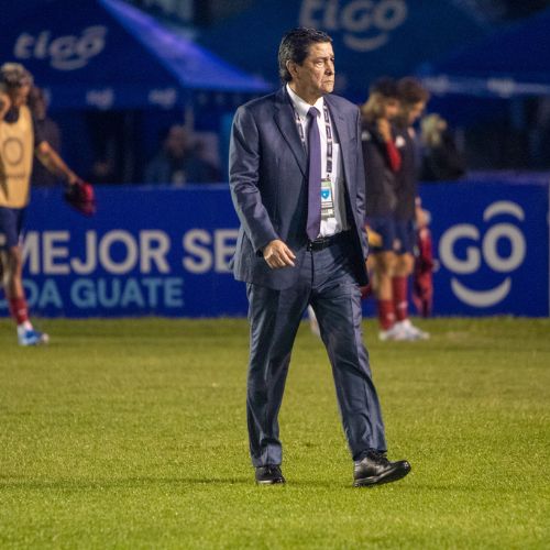 Entrenador Luis Fernando Tena