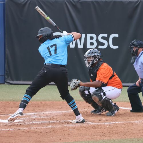 Seleccionado de softbol al momento de batear