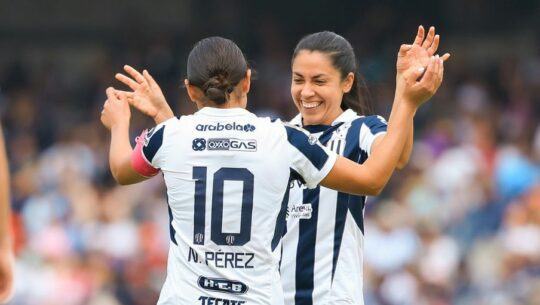 Ana Lucía celebra ante Pumas