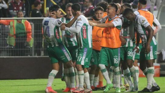 Festejo Antigua GFC ante Saprissa en Concacaf