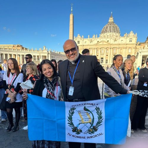 Artista guatemalteca Evelyn Moran Cojoc llevó su obra al Vaticano