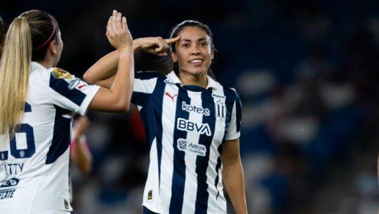 Ana Lucia Martínez celebrando
