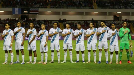 Selección Nacional cantando el himno