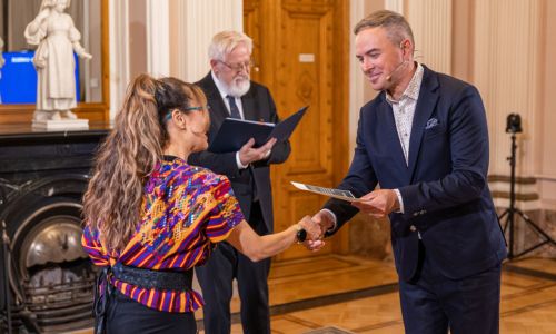 Guatemalteca Lucía Arana ganó premio de la Academia de Ciencias de Estonia