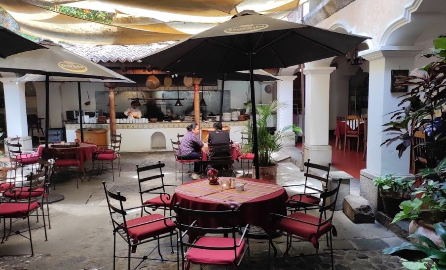 La Fonda de la Calle Real, un restaurante familiar en Antigua Guatemala para disfrutar de la comida típica