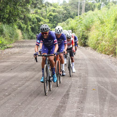 Ciclistas en competencia