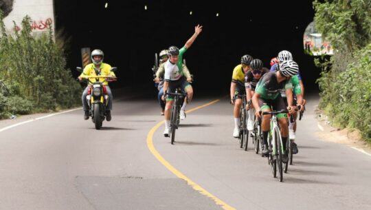 Ciclistas por El Túnel