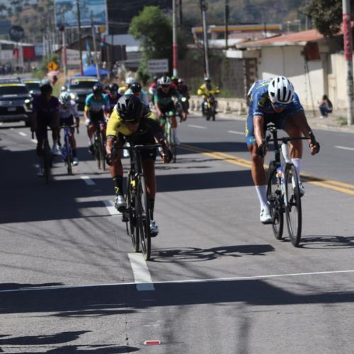 ciclistas en meta volante en Salcajá