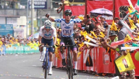 Jhonatan Chávez ganando la etapa 7 de la Vuelta a Guatemala 2024