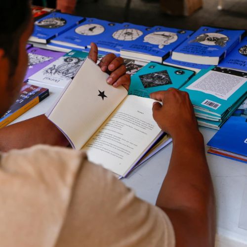 Una Miniferia de donaciones de obras literarias en Guatemala