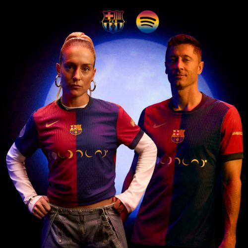 Jugadores del Barcelona con la nueva camisola
