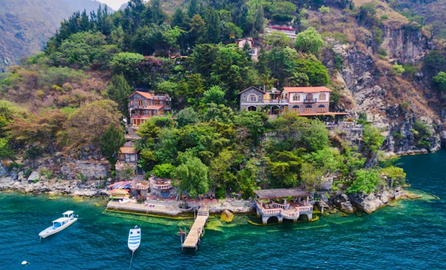 El famoso Hotel Casa del Mundo ubicado a orillas del Lago de Atitlán