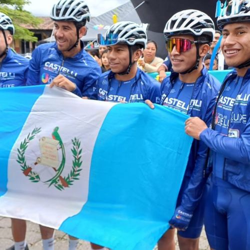 Ciclistas con la bandera de Guatemala