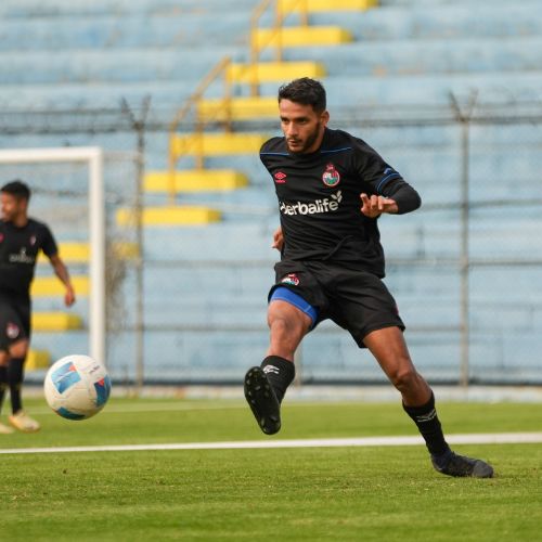 Rudy Barrientos de Municipal entrenando