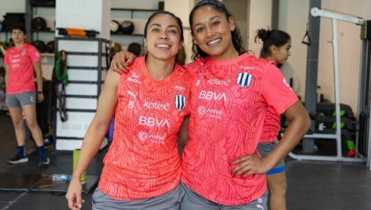 Ana Lucia con una compañera de Rayadas