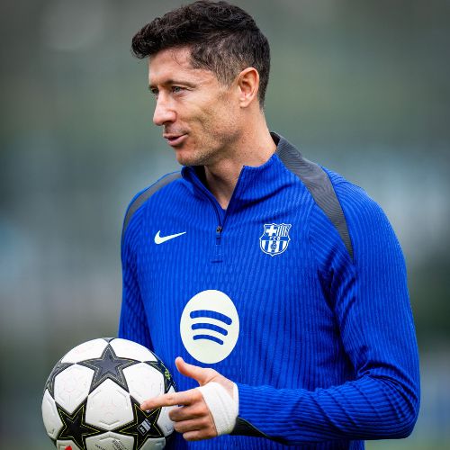 Robert Lewandowski con el balón de la Champions
