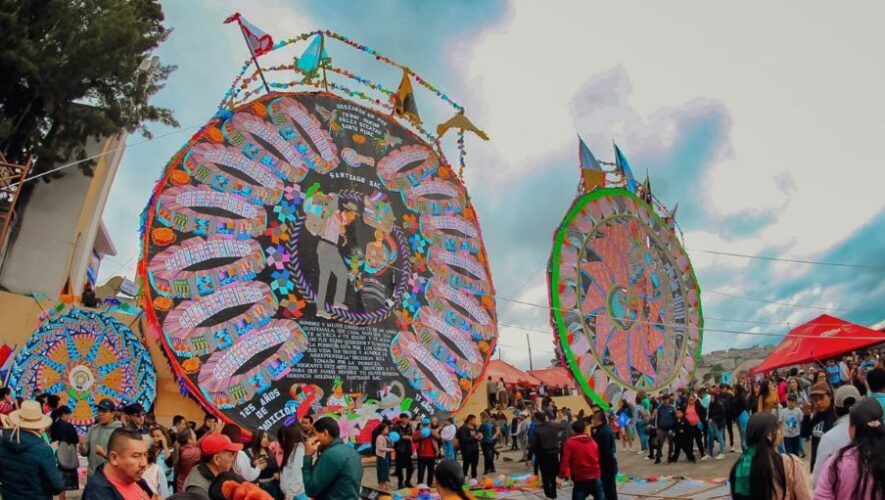Barriletes Gigantes de Santiago en Antigua Guatemala 2024
