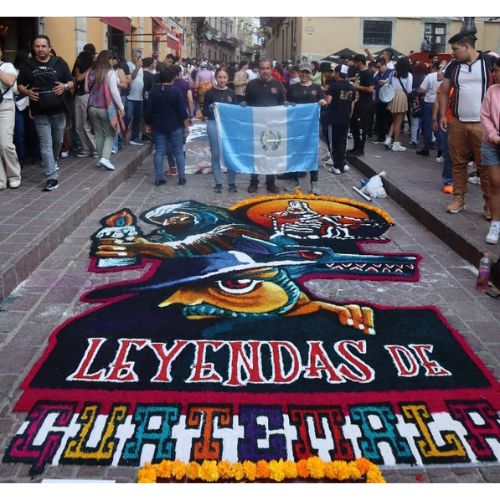 Colectivo Chucho Callejero realizó alfombra con leyendas guatemaltecas Guanajuato México