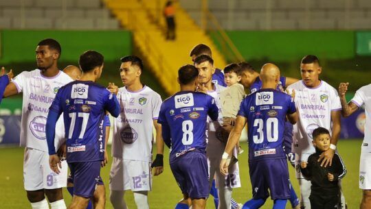 Jugadores de Cobán Imperial y Comunicaciones se saludan