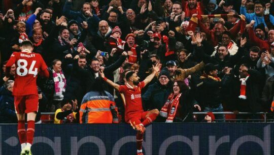 Mohamed Salah es aplaudido por el público