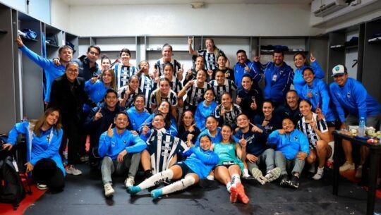 Equipo de Monterrey celebrando en el camerino