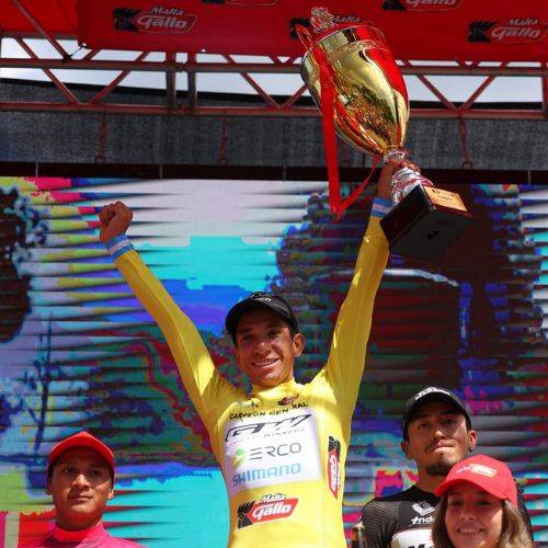 Robinson López con la copa
