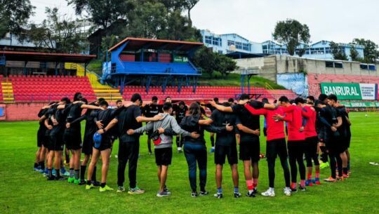Rojos previo al entrenamiento se abrazan