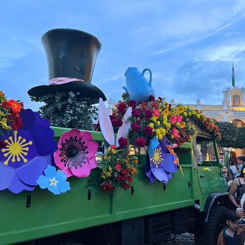 desfile de carrozas Festival de las Flores 2024