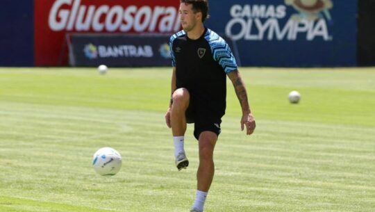 Aaron Herrera entrenamiento Bicolor