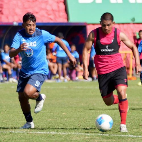 John Méndez de los rojos en un partido amistoso