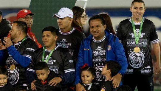 Marvin Amarini Villatoro en la premiación Apertura 2024